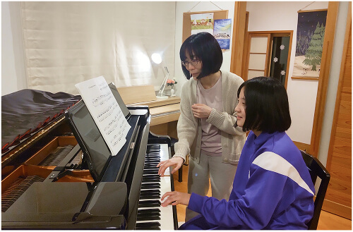 ピアノの弾き方を教える先生